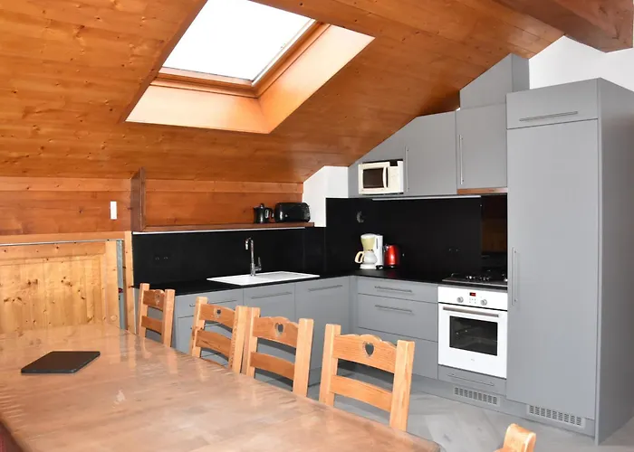 Duplex Spacieux Avec Garage Proche Centre Champagny - Fr-1-464-41 *